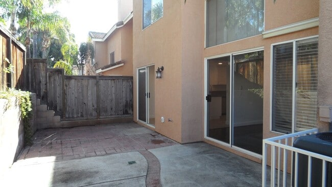 Building Photo - End-Unit 3BR 2.5BA Townhome w/ 2 Car Attached Garage