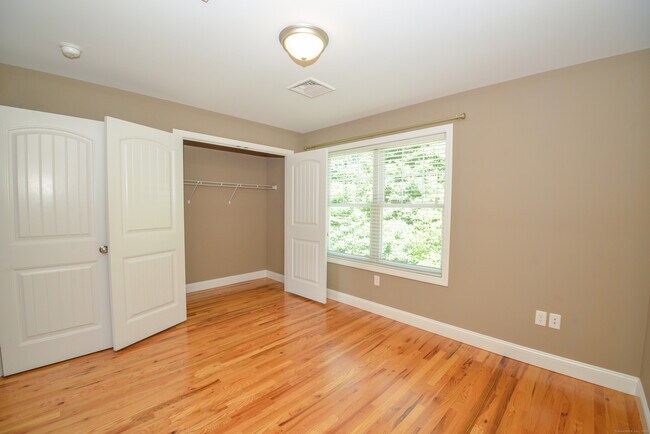 Building Photo - 341 Meadowside Rd