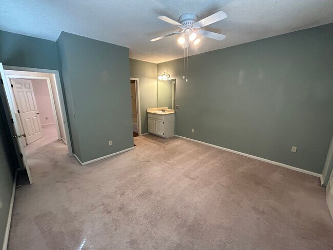 Building Photo - 2 Bed/ 1.5 Bath Home