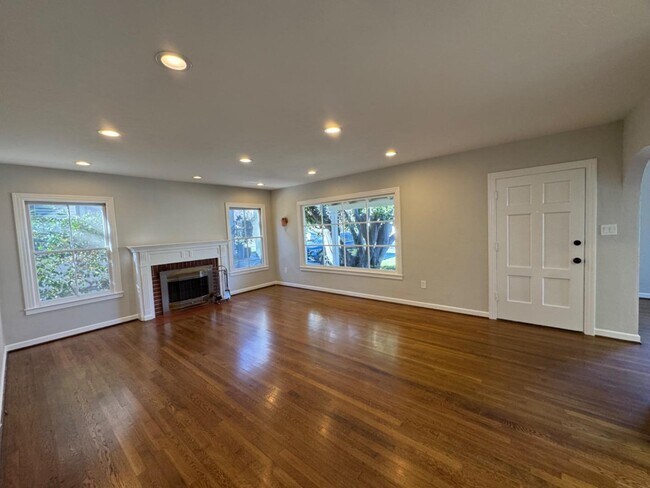 Building Photo - 1128 Clark Way