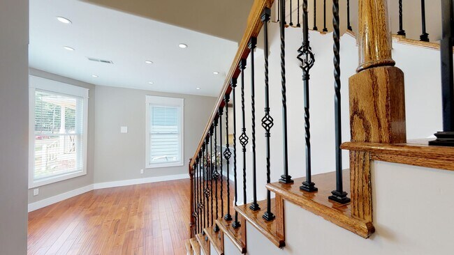 Building Photo - $1650 per Bedroom | 7BR/5BA in Fort Sander...
