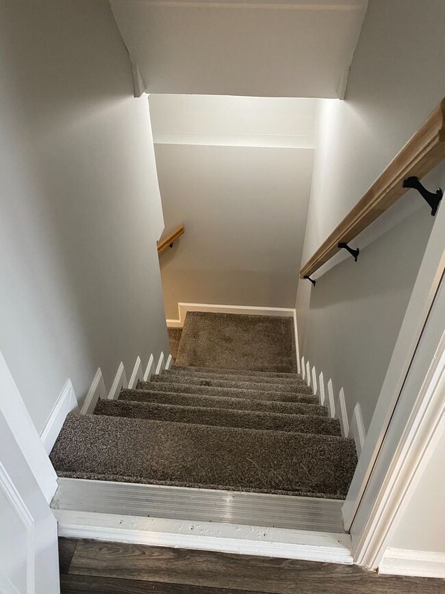 Building Photo - Spacious 4BR Townhome with Finished Basement & Community Amenities