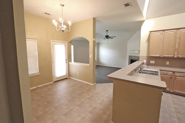 Building Photo - 1000 Warbler Ln