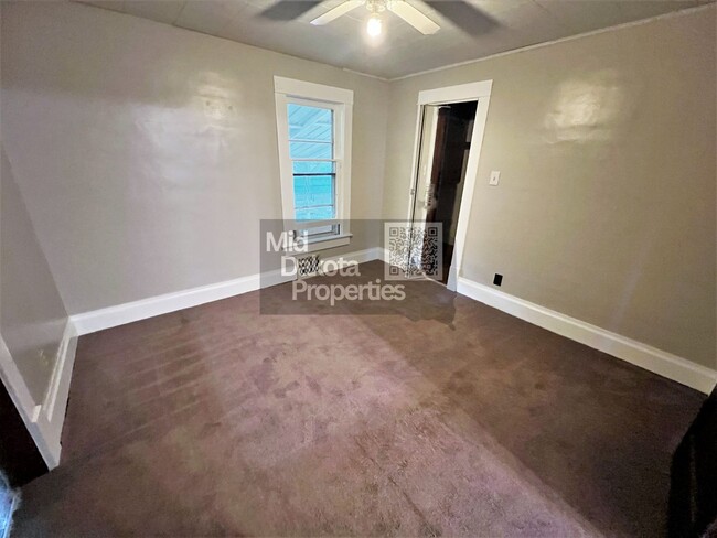 Building Photo - 908 E 3rd- 2 bed