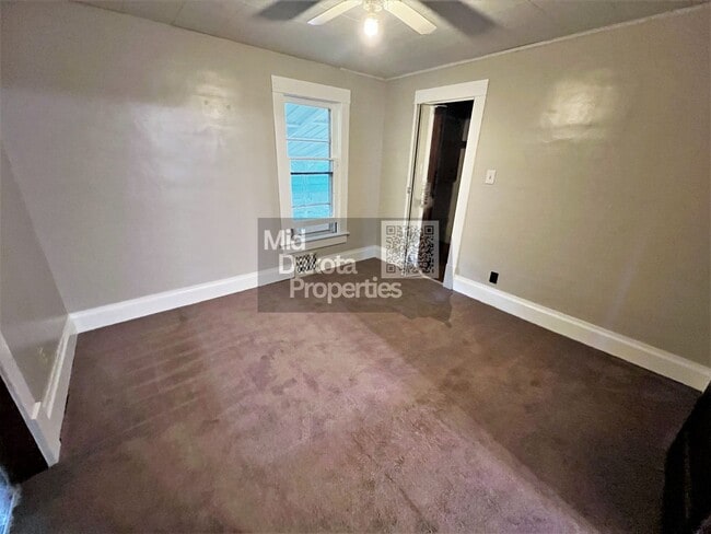 Building Photo - 908 E 3rd- 2 bedroom house