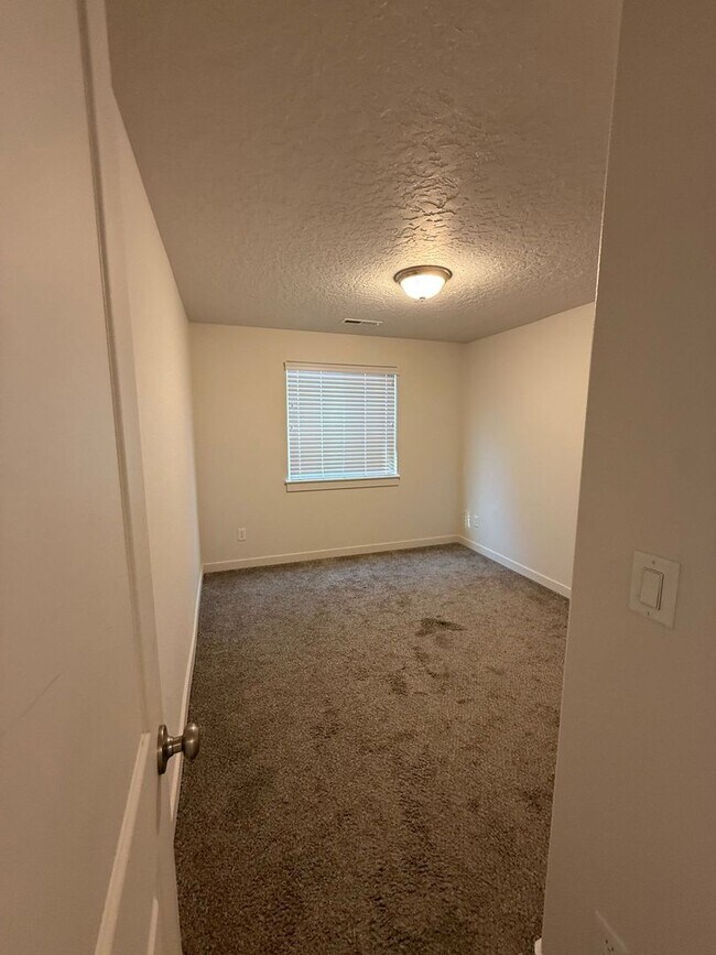 Building Photo - 3 Bedroom / 2 Bathroom in NW Redmond OR