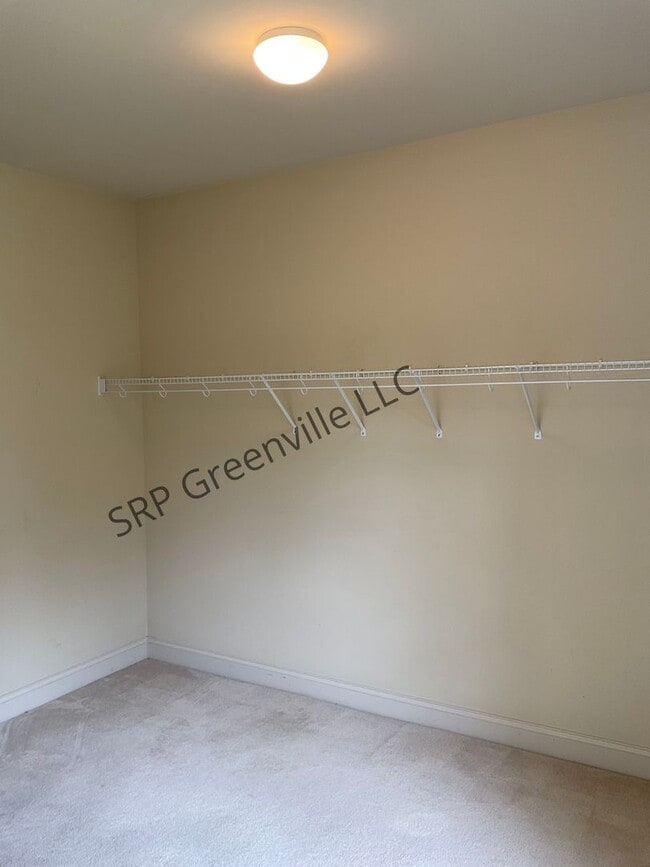 Building Photo - Four Bedroom Brick House for Rent!