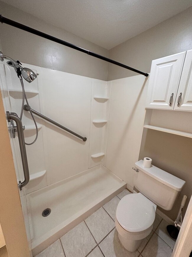 Building Photo - 424 Longmeadow Dr