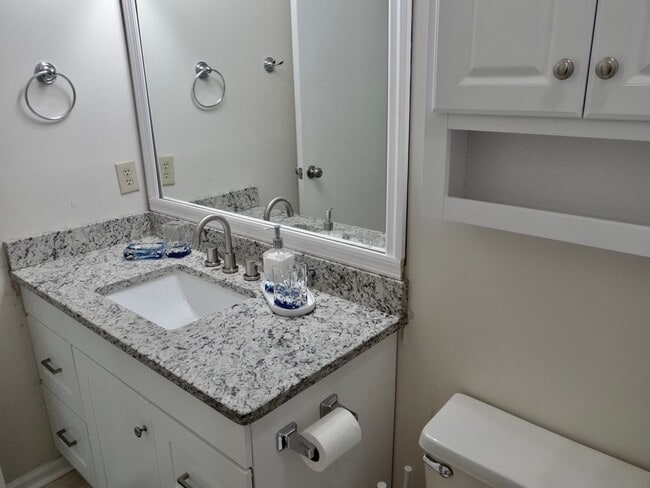 Building Photo - Beautifully Remodeled and Furnished Rental...