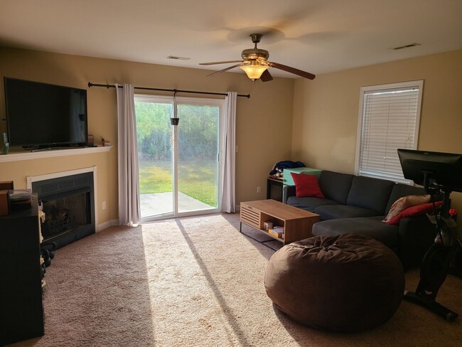 Building Photo - 2 bedroom, 2 bath unfurnished home - Pine Ridge Community - Holly Ridge