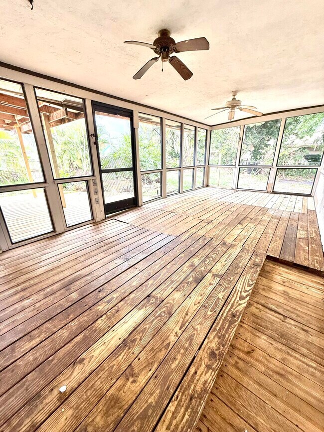 Building Photo - 6745 Venetian Dr