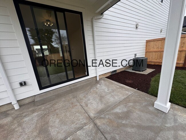 Building Photo - Brand new 3 bedroom 2.5 bath Coburg townhome