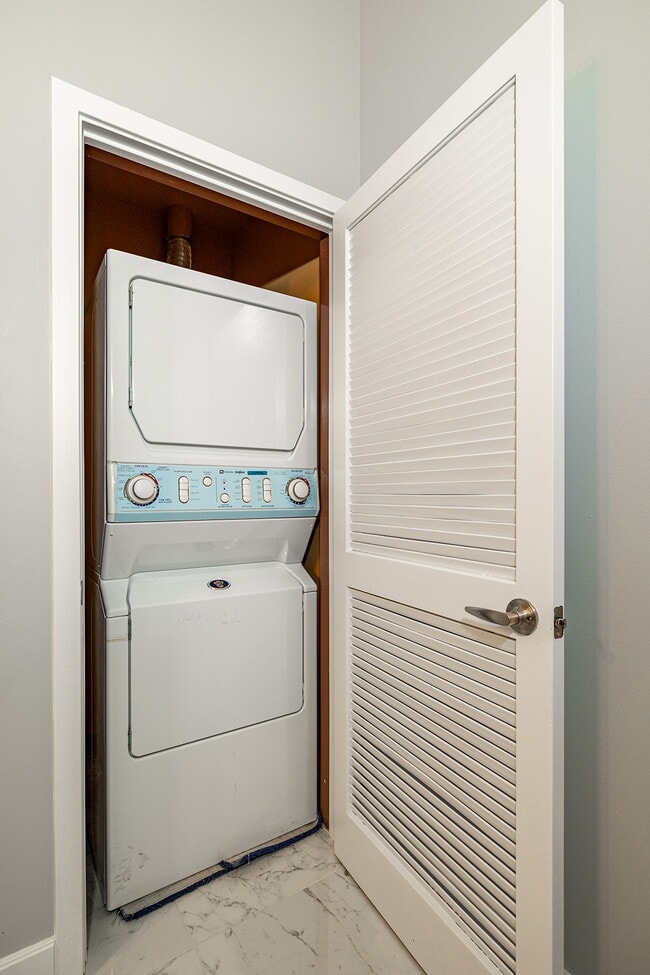 Building Photo - 777 N Ashley Dr