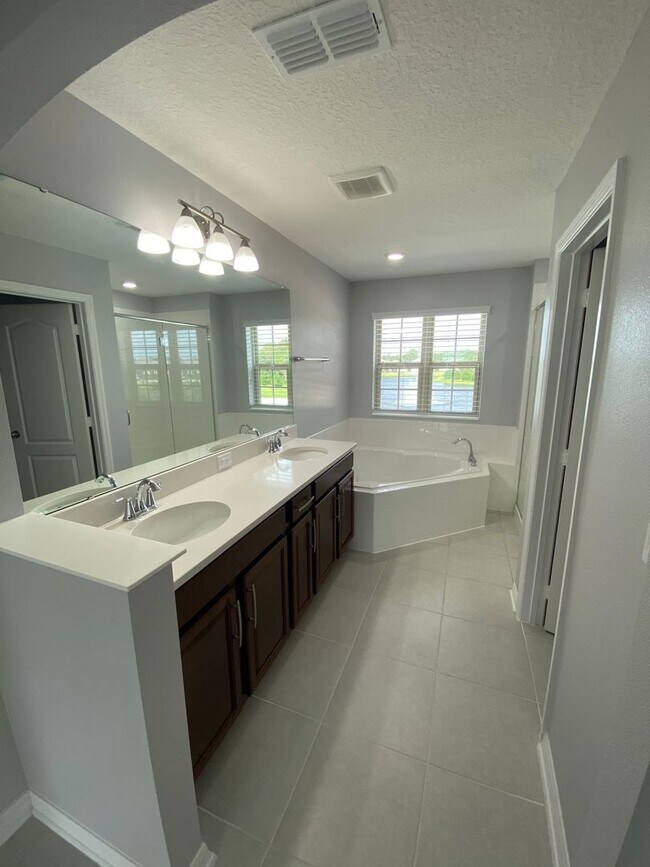 Building Photo - 4-Bedroom, 2.5-Bathroom in Saint Cloud