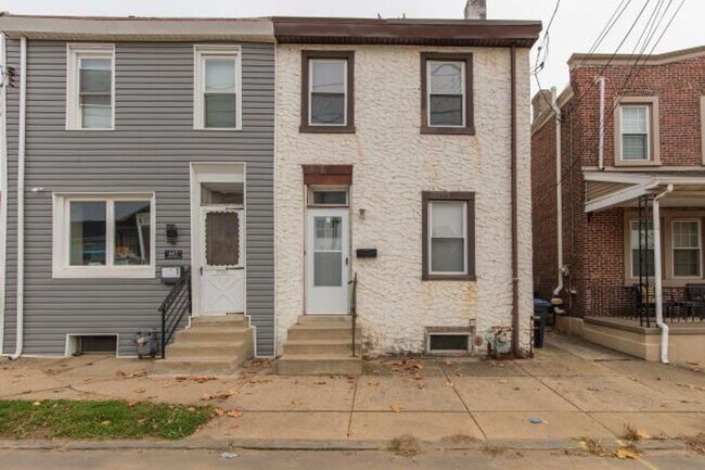 Building Photo - Beautiful 3 bedroom, 1.5 bath twin home in Conshohocken Available for Rent!