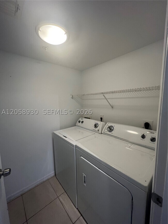 Building Photo - 2427 Centergate Dr