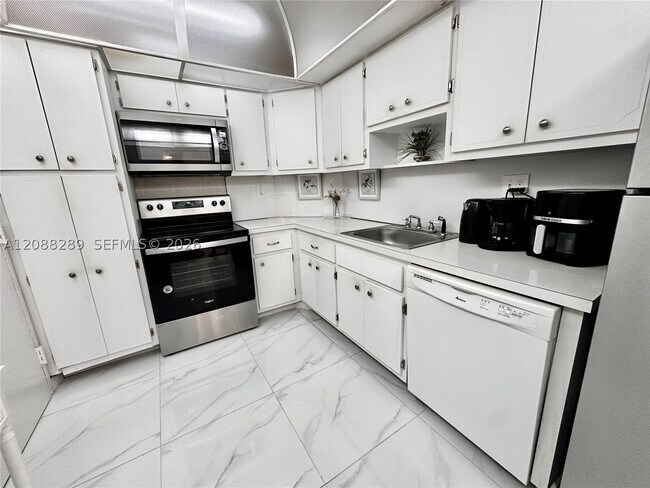 Building Photo - 500 Bayview Dr