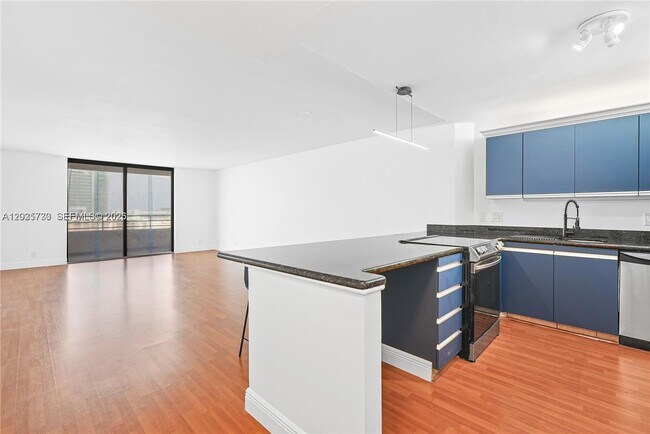 Building Photo - 2500 Parkview Dr