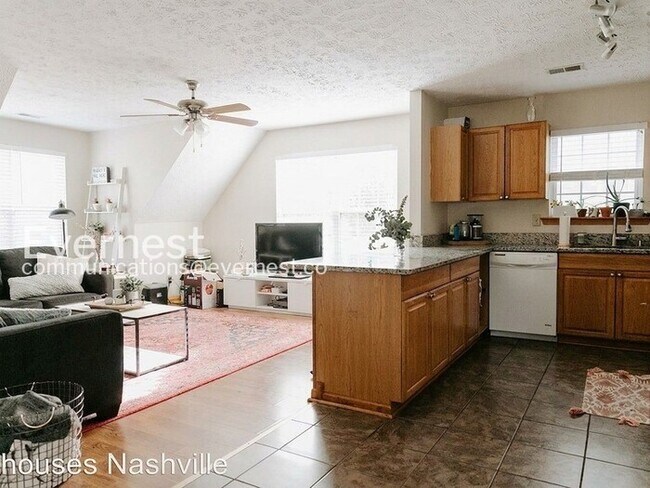 Building Photo - 3-Bed/2-Bath Townhome in Salemtown/Available Now!