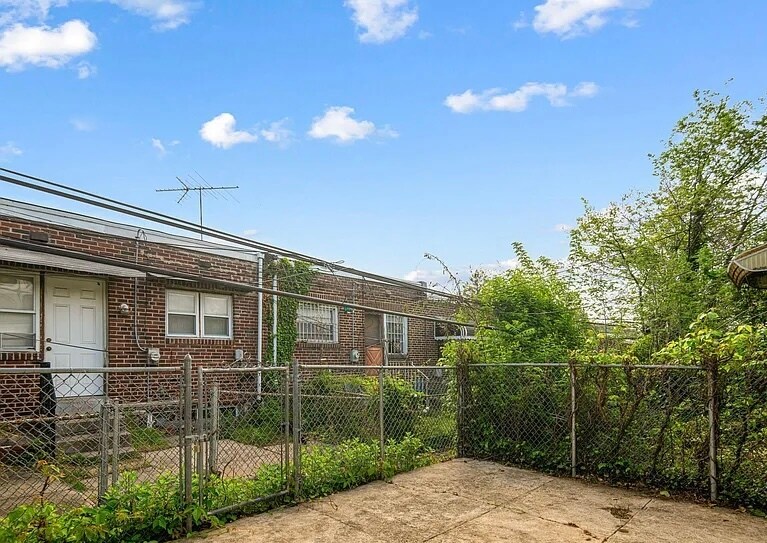 Building Photo - 2405 S 57th St