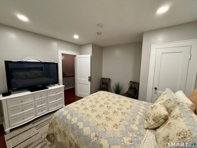 Building Photo - 64 Hickory St