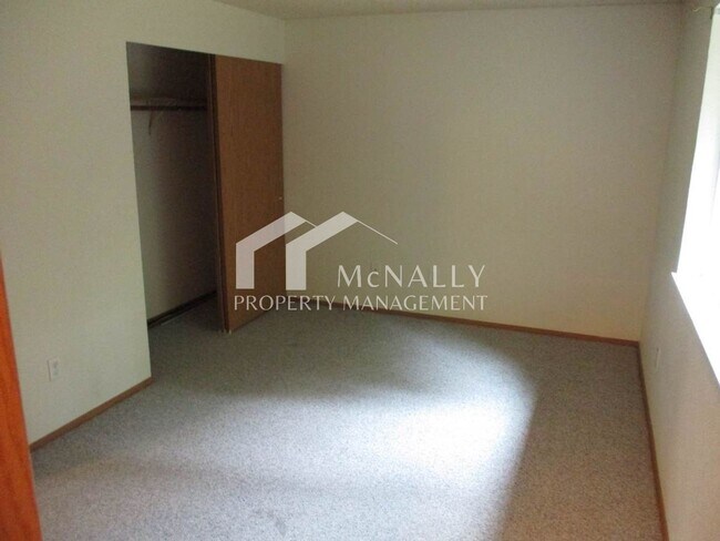 Building Photo - Split Level 3 Bedroom 2.25 Bath on Peacock...