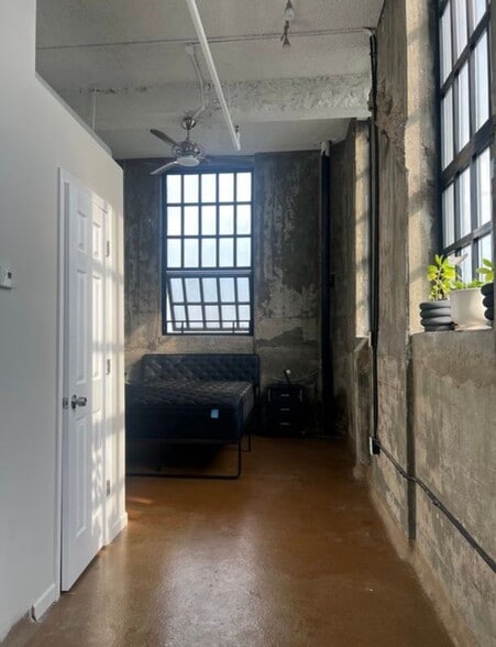 Building Photo - 6533 E Jefferson Ave