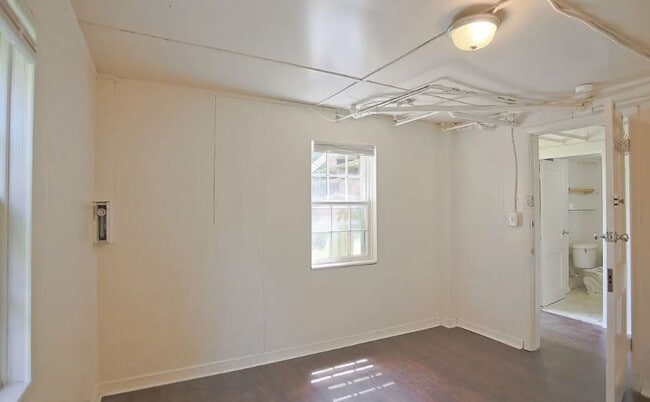 Building Photo - 2026-2027 School Year / 8 Bdrm / 3 Bath St...