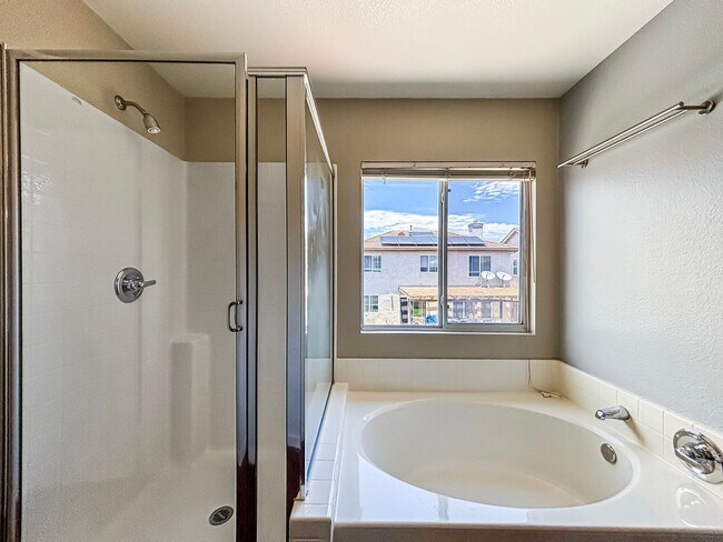 Building Photo - Beautiful 4BD/2.5BA House in Eastlake W/ O...