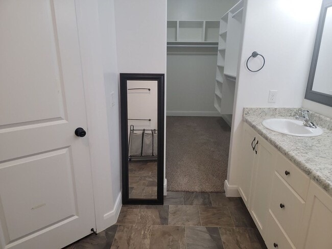 Building Photo - 4 Bedroom St. George Home with Bonus Room....