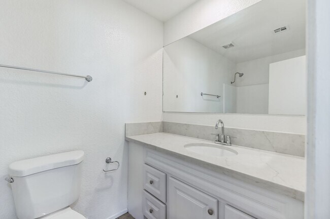 Building Photo - 78683 Ave 42