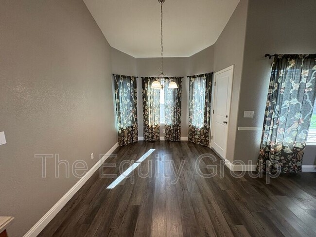 Building Photo - 6227 W Oak Ave