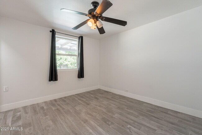Building Photo - 1116 E Fern Dr N