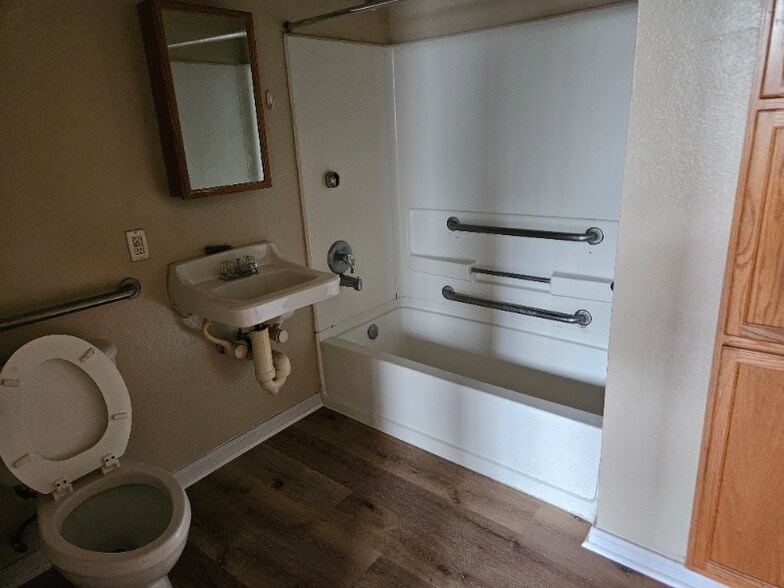 Building Photo - E. E Southcross