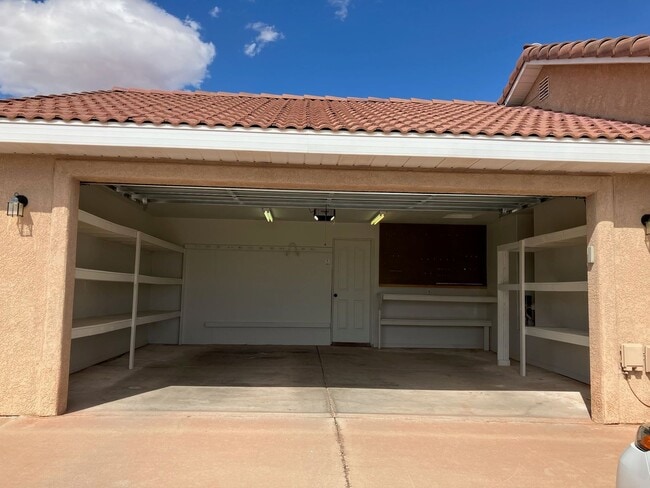 Building Photo - 627 E Springhill Dr