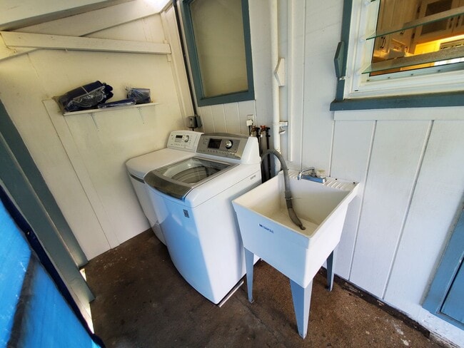 Building Photo - Spacious 2-bedroom, 1-bathroom unit with 1 covered parking stall!