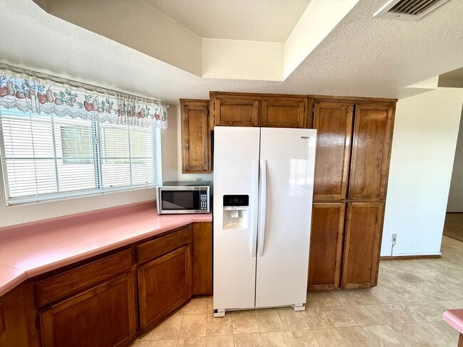 Building Photo - Spacious 3BR Cul-de-Sac Home with Bonus Room, New Carpet & Split Floor Plan!