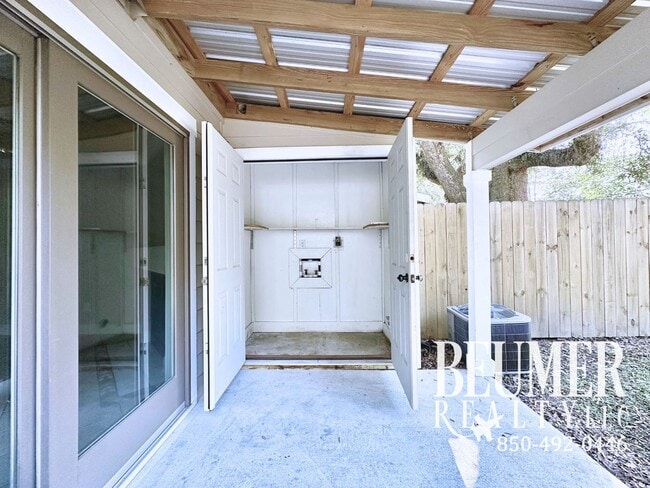 Building Photo - 2br 1.5 ba End Unit Townhome for Rent