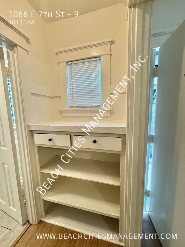 Building Photo - 1066 E 7th St