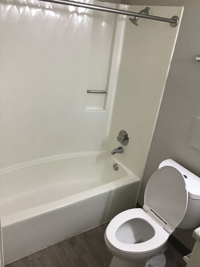 Building Photo - Spacious 1 Bedroom