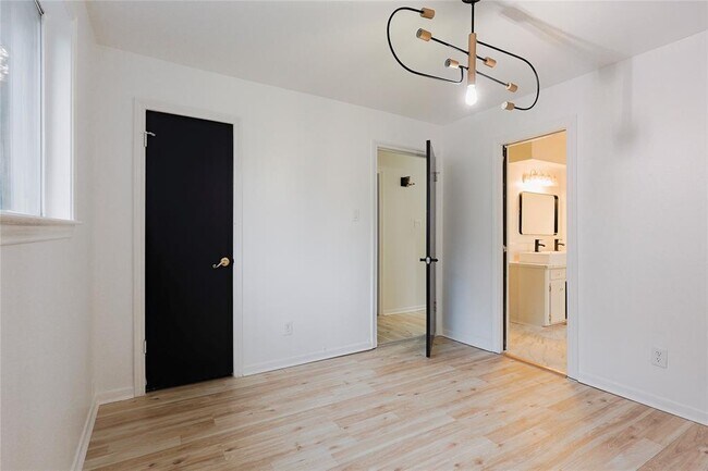 Building Photo - 10411 Rippling Fields Dr