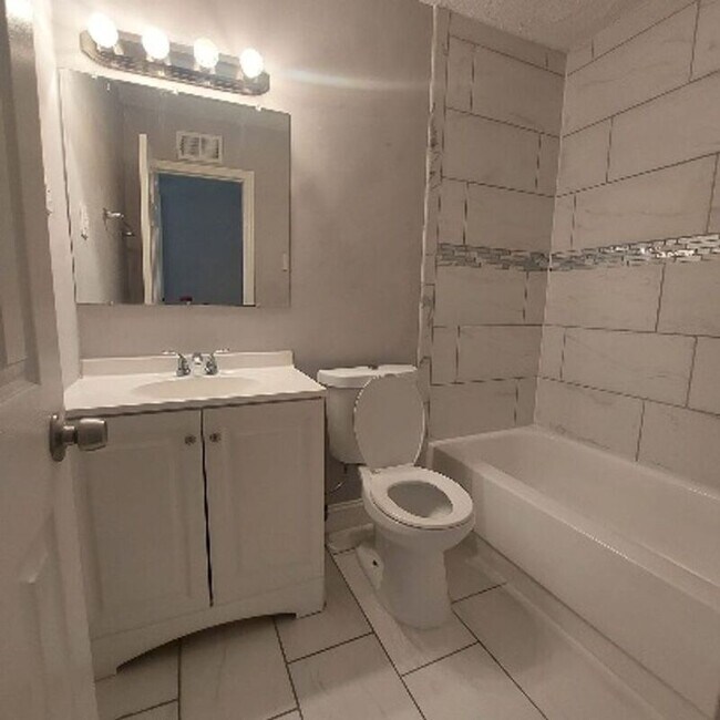 Building Photo - 3219 Holly Berry Dr