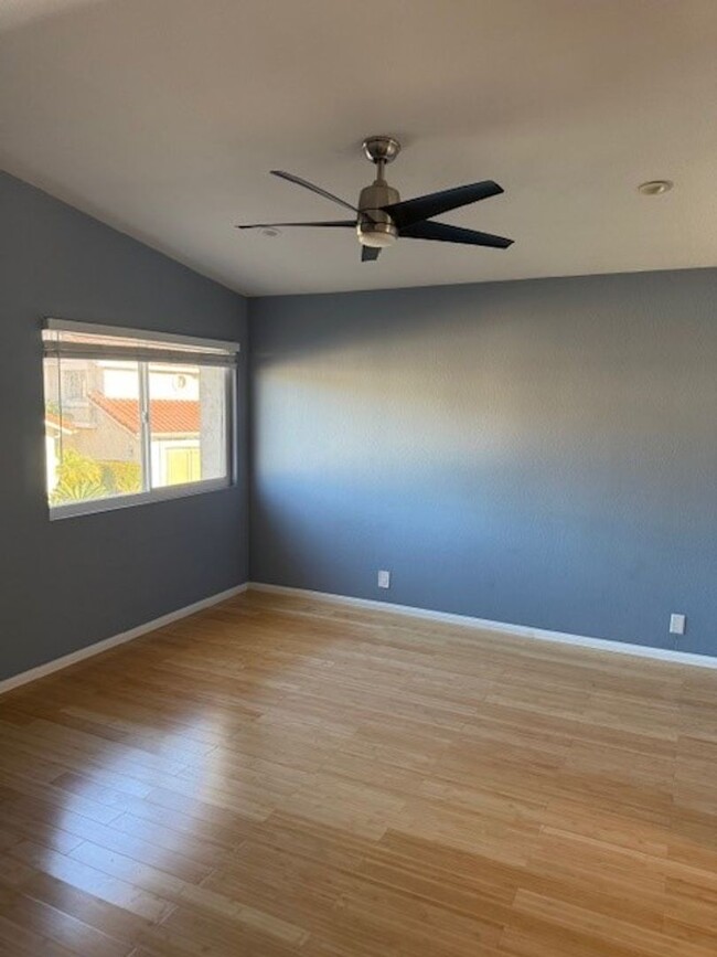 Building Photo - Beautiful 3 bedroom 2 1/2 bath single fami...