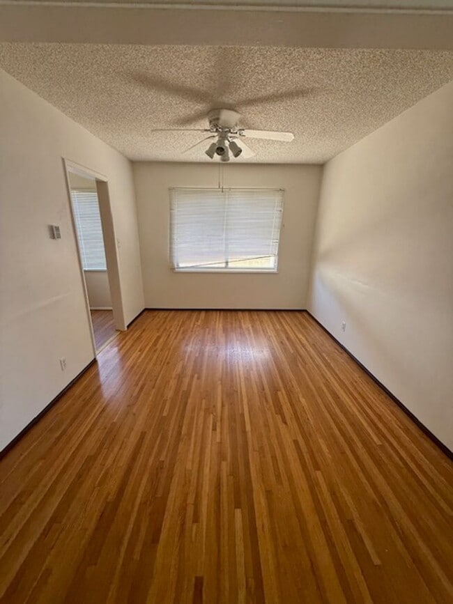 Building Photo - REDONE CUTE 2BED/1BATH HOUSE W/ REFURBISHE...