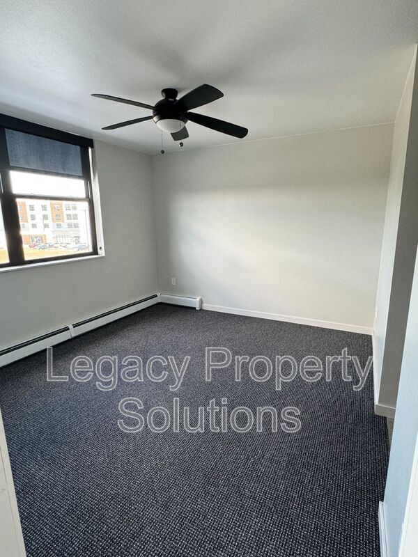 Building Photo - 202 E Greenfield Ln