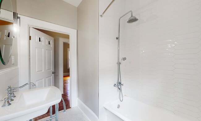 Building Photo - Stunning Upstairs 2-Bed, 1-Bath, Kitchen, ...