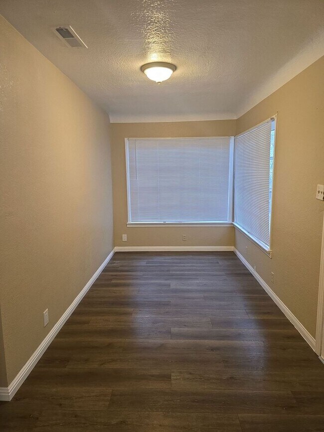 Building Photo - 924 Height St