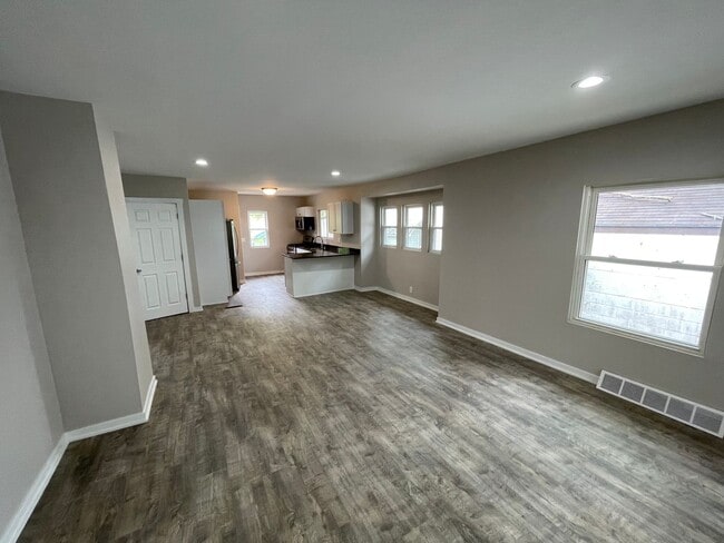 Building Photo - Great, newly renovated home