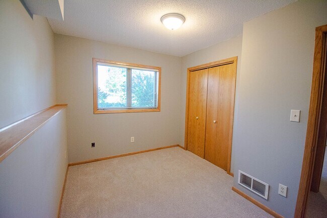 Building Photo - Pristine, Bright, and Move-In Ready in SW Rochester!