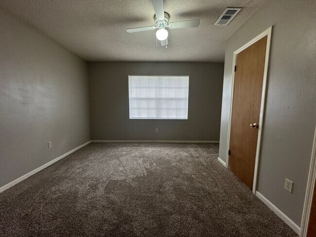 Building Photo - 2 bedroom duplex on the Eastside avail NOW!